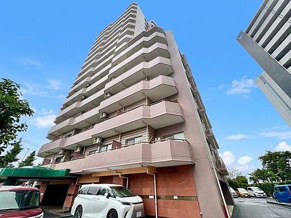 風通しが良く、開放感あふれる最上階のお部屋です。（空の加工を生成AIで行っています）