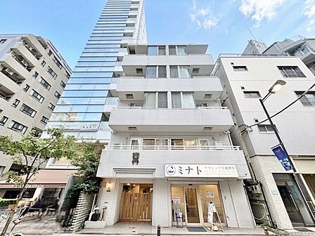 時代と共に変わりゆく街並みと、住む人の変わらない思いを融合。いつまでも誇りに思える住まいへ。(空の加工を生成AIで行っています)
