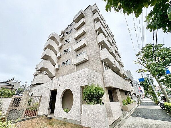 商業施設も多数点在するエリア。複数路線利用可能な立地に聳え立つマンション。