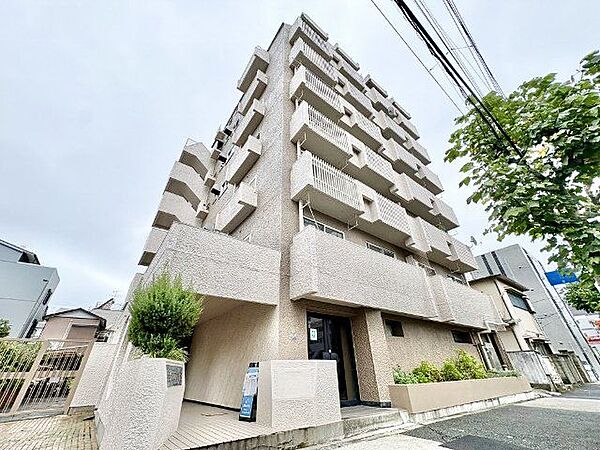 住まう方々が歳月をかけて育んだ豊かな歴史を感じるマンション。気品溢れる佇まいが暮らしを素敵に変える。