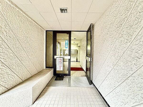 外と内をつなぐエントランスは、まさに顔となる場所。満ち足りたプライベートシーンへと誘う気品があります。