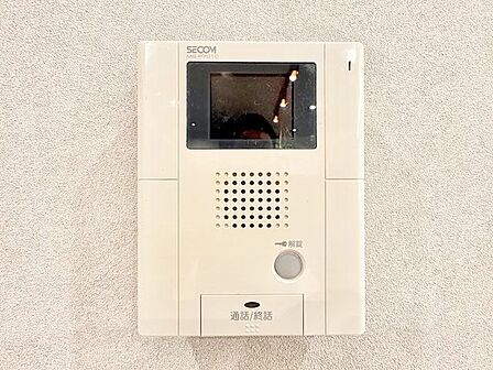 モニター画面で訪問者の顔を確認しながら会話ができる、不審者対策にも有効なインターホンです。