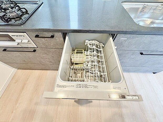 ビルトイン食洗機は作業台が広く使え、見た目もスッキリ。節水や節電も充実して家事の手助けをしてくれます