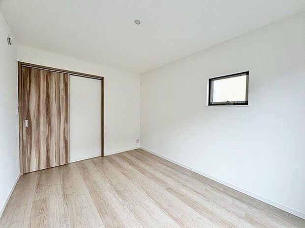 住まう方自身でカスタマイズして頂けるように「シンプル」にデザインされた室内。