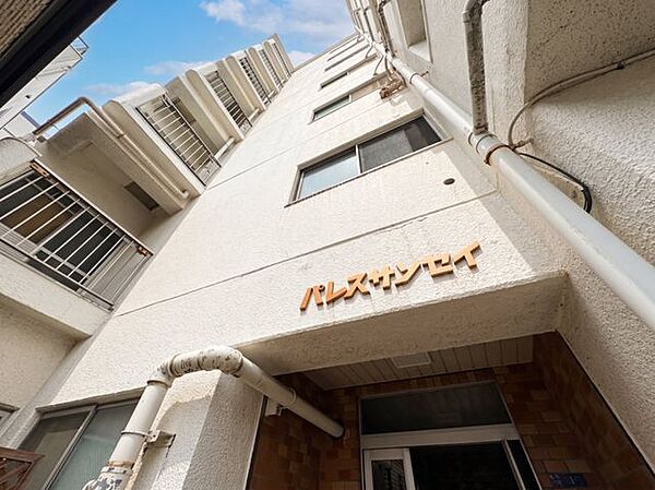 永く大切に住まわれてきた風格があります。（空の加工を生成AIで行っています）