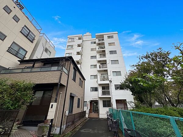 穏やかで快適な日々を叶えるための舞台が広がっています。（空の加工を生成AIで行っています）