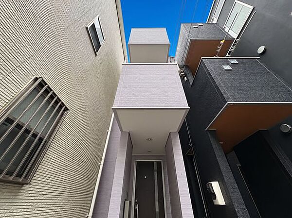 環境に調和した気品漂う外観。落ち着きのある上質な空間へといざないます。（空の加工を生成AIで行っています）