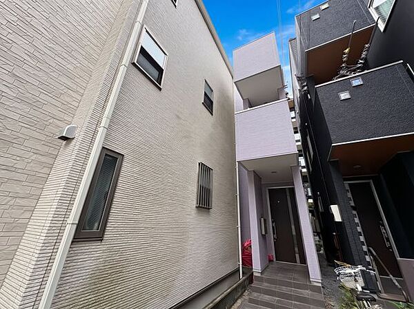 充実した環境の中でご家族の絆を深め、いつまでも誇りに思える住まいへ。（空の加工を生成AIで行っています）
