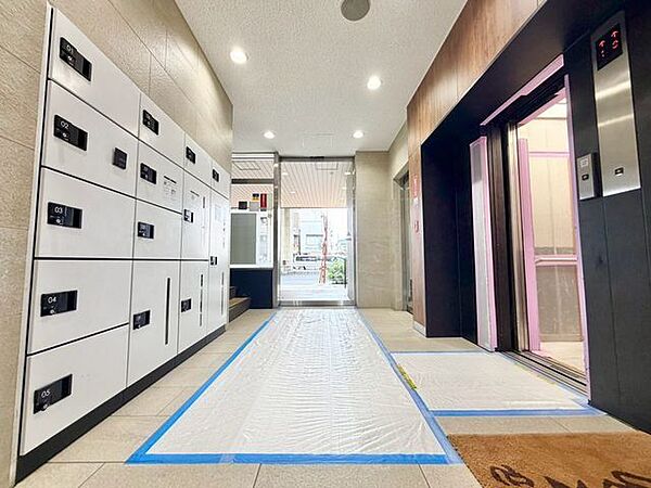 落ち着きのある温かな風情のエントランスは、訪れる方々を優しく包み込み、心地よい空間を演出しています。