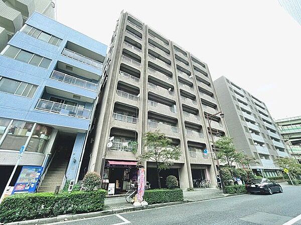 いくつもの季節が過ぎ去り、人々の想い出を見守り続けて来た本邸宅。人生を楽しむための住まいになりました。