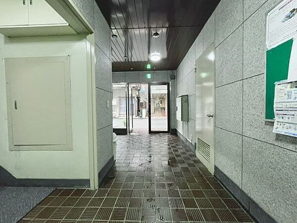 落ち着きのある温かな風情のエントランスは、訪れる方々を優しく包み込み、心地よい空間を演出しています。
