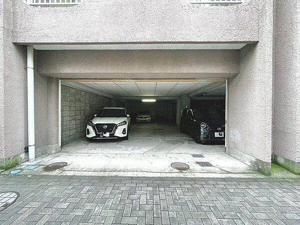 敷地内駐車場。
