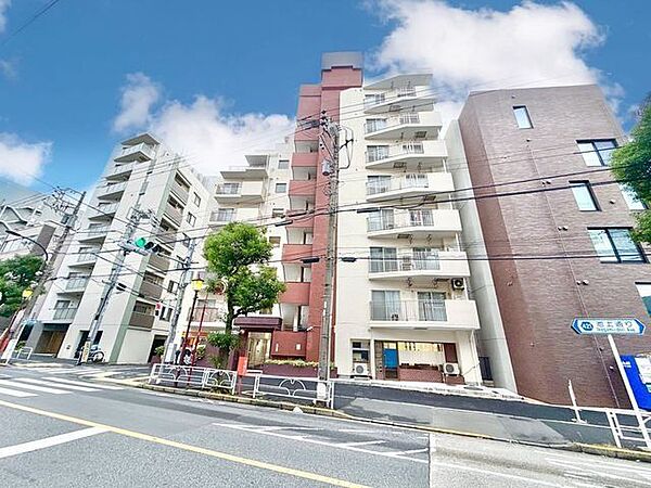 時代と共に変わりゆく街並みと、住む人の変わらない思いを融合。いつまでも誇りに思える住まいへ。（空の加工を生成AIで行っています）