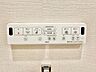 トイレ：トイレのウォシュレットリモコン。充実の機能が備わっています。