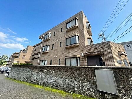住まう方々が歳月をかけて育んだ豊かな歴史を感じるマンション。気品溢れる佇まいが暮らしを素敵に変える。（空の加工を生成AIで行っています）