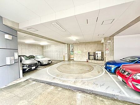 敷地内駐車場。