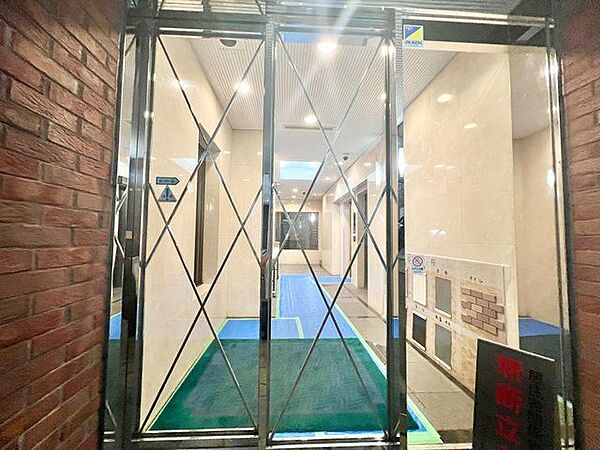 外と内をつなぐエントランスは、まさに顔となる場所。シンプルながらも上質な空間を作り出します。