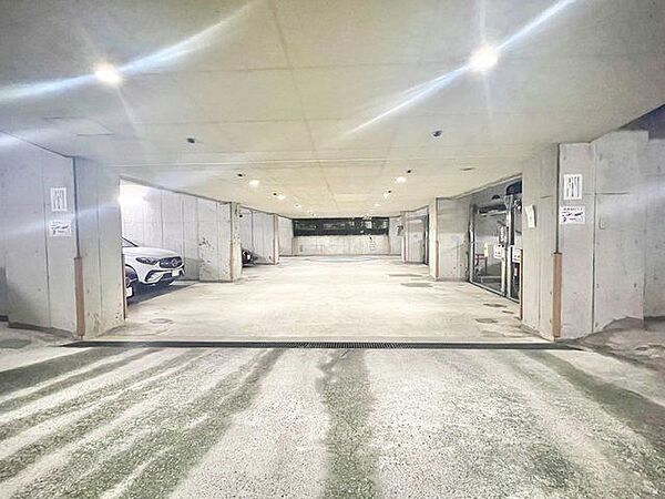 敷地内駐車場。