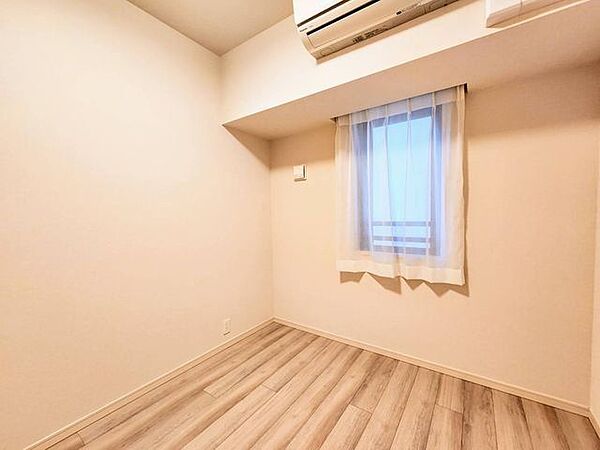 ナチュラルカラーのフローリングのお部屋は、温かみを感じさせリラックスをもたらす効果があります。