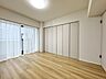 洋室：居心地のいい暮らしには欠かせない採光。たっぷりと陽光が注がれる明るい空間。