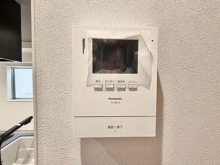 来訪者の確認ができるモニター付きインターホン完備。