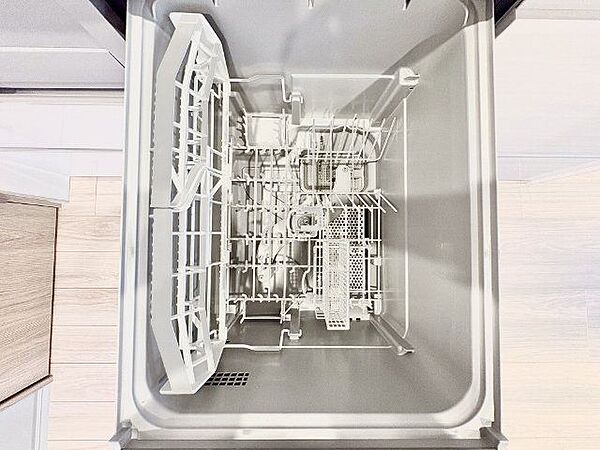 ビルトイン食洗機は作業台が広く使え、見た目もスッキリ。節水や節電も充実して家事の手助けをしてくれます