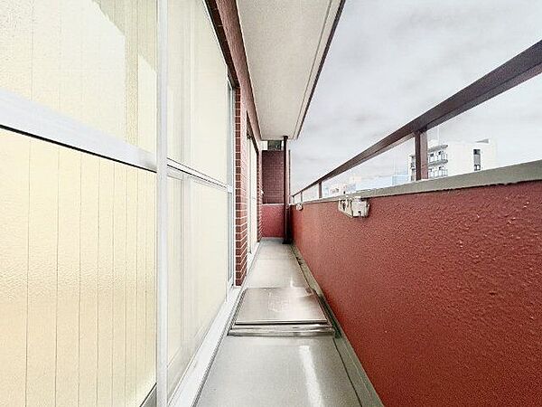 くつろぎの空間を演出するバルコニー。開放感と爽やかな風を感じていただけると思います。