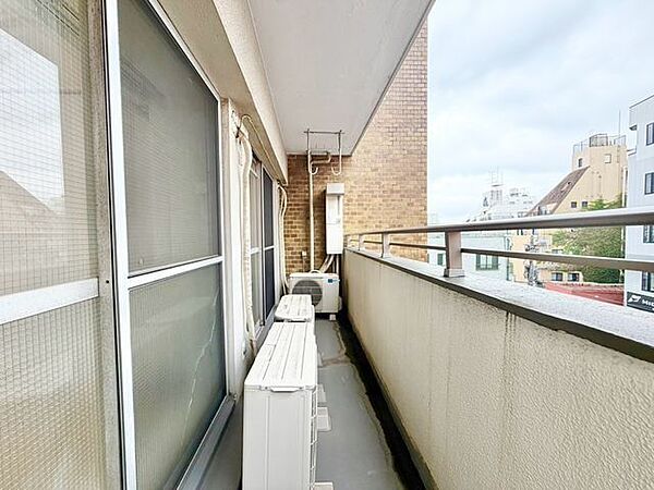 くつろぎの空間を演出するバルコニー。開放感と爽やかな風を感じていただけると思います。