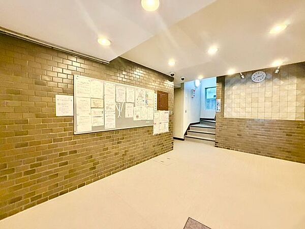 落ち着きのある温かな風情のエントランスは、訪れる方々を優しく包み込み、心地よい空間を演出しています。