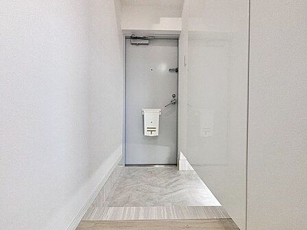 お出掛けの際も帰宅の際も気持ちが良いすっきりとした印象の玄関。
