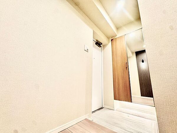 住まいの顔となる玄関は、落ち着きと華やぎの満ちた空間に。ご家族を見守り続けます。