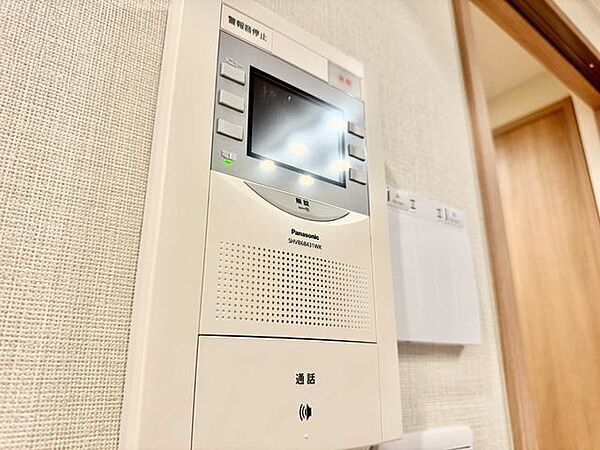 来訪者の確認ができるモニター付きインターホン完備。