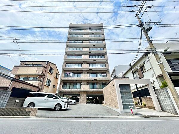 タイル貼りの綺麗な外観。流行に左右されず、将来にわたって価値が継続する上質な佇まい。