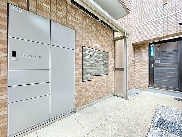宅配ボックス完備。お仕事やお出かけで荷物が受け取れない時も大変便利です。