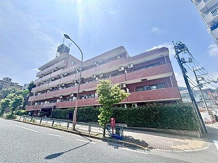 いくつもの季節が過ぎ去り、人々の想い出を見守り続けて来た本邸宅。人生を楽しむための住まいになりました。