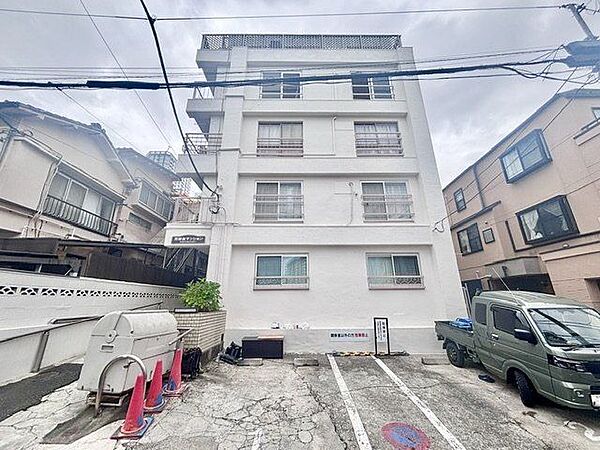 いくつもの季節が過ぎ去り、人々の想い出を見守り続けて来た本邸宅。人生を楽しむための住まいになりました。