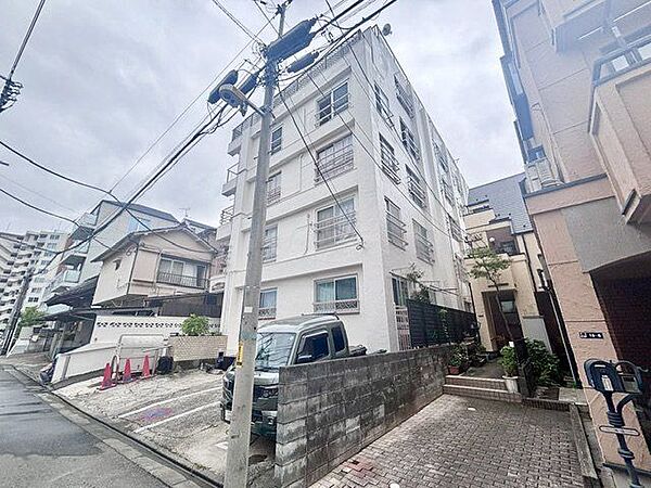 住まう方々が歳月をかけて育んだ豊かな歴史を感じるマンション。気品溢れる佇まいが暮らしを素敵に変える。