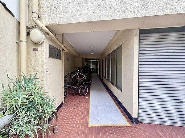 外と内をつなぐエントランスは、まさに顔となる場所。シンプルながらも上質な空間を作り出します。