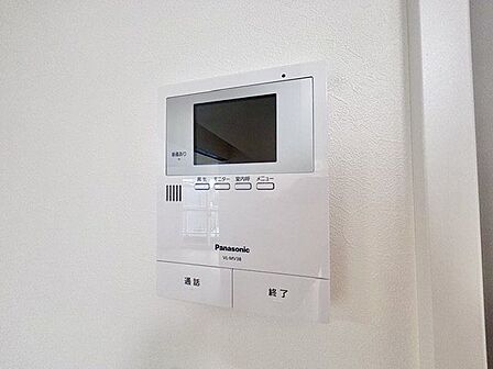 来訪者の確認ができるモニター付きインターホン完備。