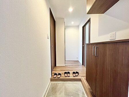 玄関ドアを開けると、リノベーションされ生まれ変わった室内がお出迎え。