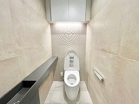 毎日使うものだから、「シンプルでムダのないデザイン」で空間と調和するタンクレストイレ。