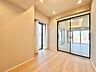 洋室：ナチュラルカラーのフローリングのお部屋は、温かみを感じさせリラックスをもたらす効果があります。