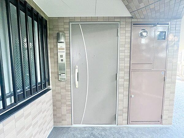 毎日出入りに使う玄関は外出する時は爽やかに、帰宅するときはホッとする落ち着いた空間へ。