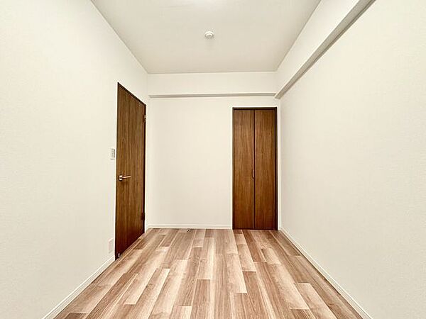 ナチュラルカラーのフローリングのお部屋は、温かみを感じさせリラックスをもたらす効果があります。