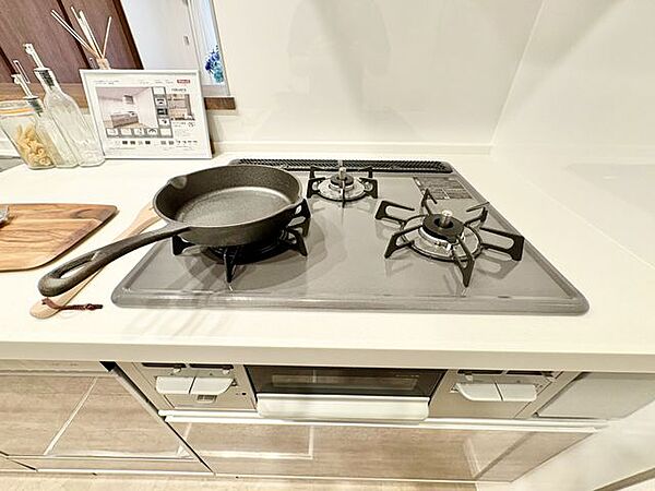 忙しいときでも一度にたくさんの料理が作れる3口コンロ。使い勝手の良さを考えました。