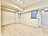 リビング/ダイニング：洗練された内装の住空間。伸びやかな空間のなかで、ゆったりとしたひとときを過ごせます。