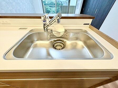 キレイなお水がいつでも安心して飲める浄水器付。