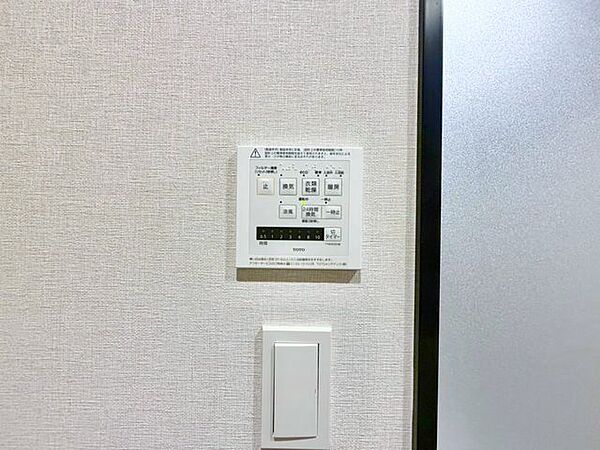 雨の日などに心強い浴室乾燥機付。寒い季節の予備暖房にも便利です。