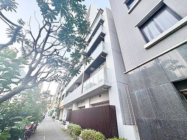 シンプルモダンでスタイリッシュな外観。落ち着きのある上質な空間へといざないます。