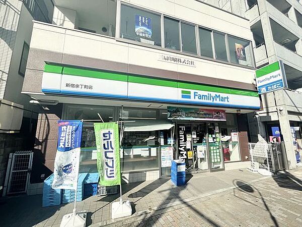 ファミリーマート新宿余丁町店 130m